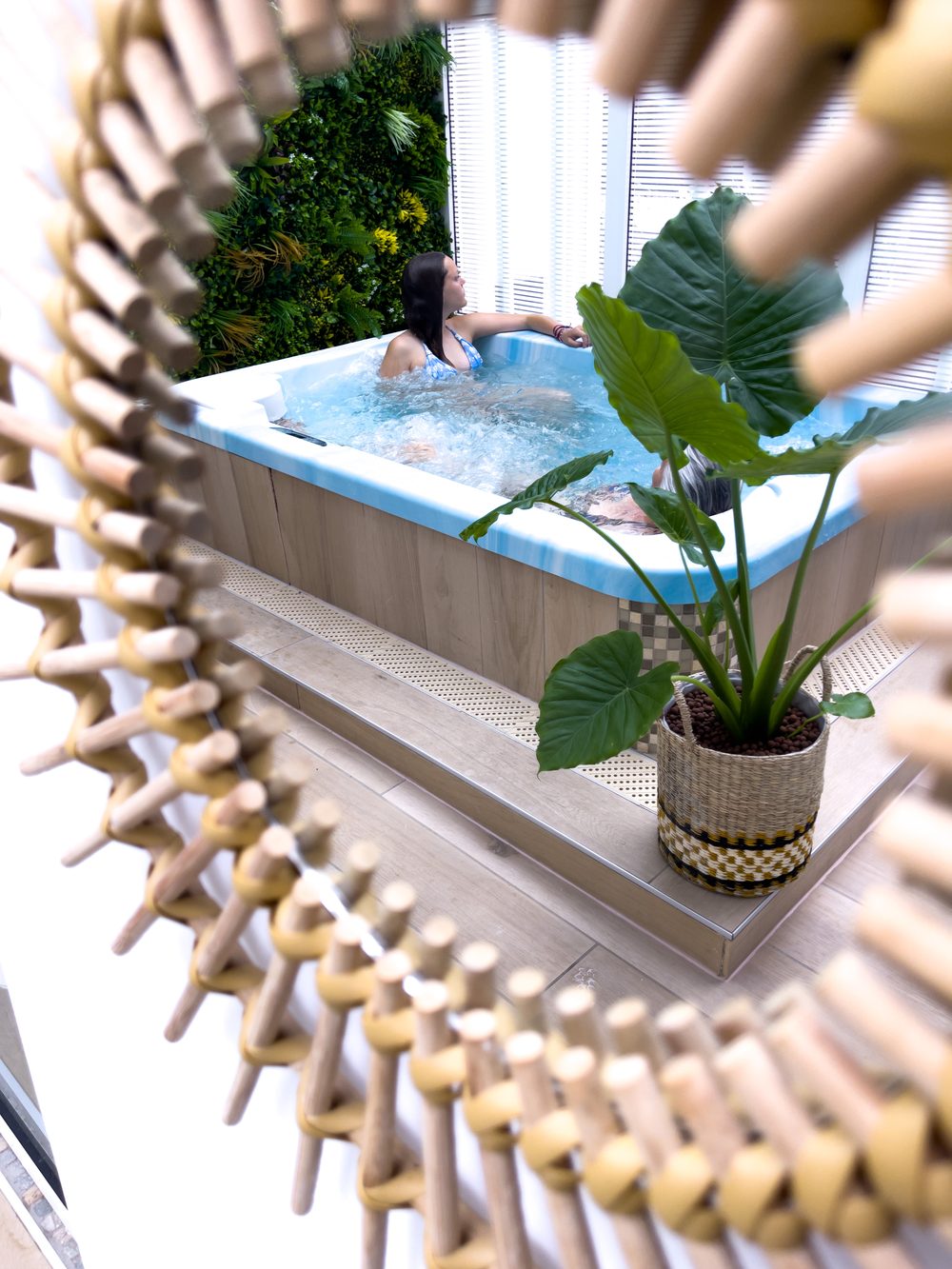 Ambiance de l'espace bien-être vu à travers le mobilier en rotin